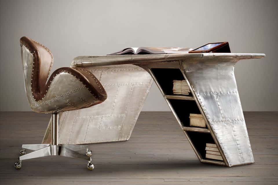Het iconische wing desk ontwerp gemaakt in de vorm van een aluminium vliegtuigvleugel. 