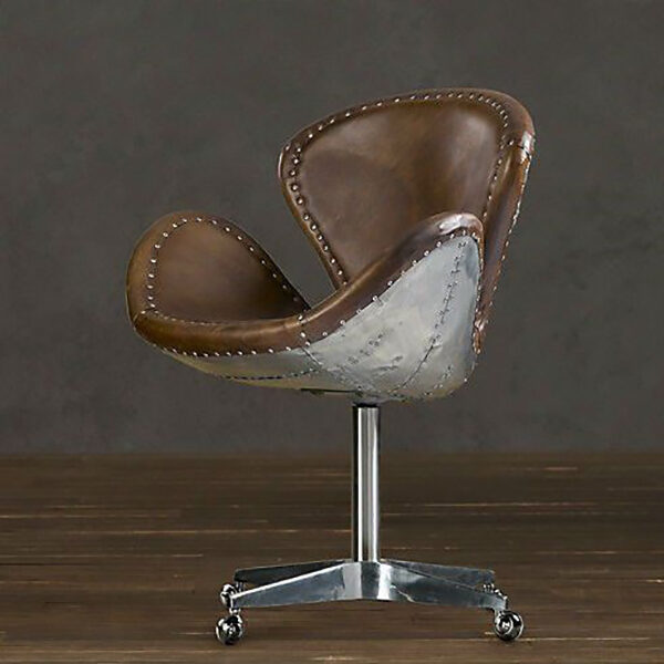 The Aviator swan chair characterizes itself with its round and soft shapes.