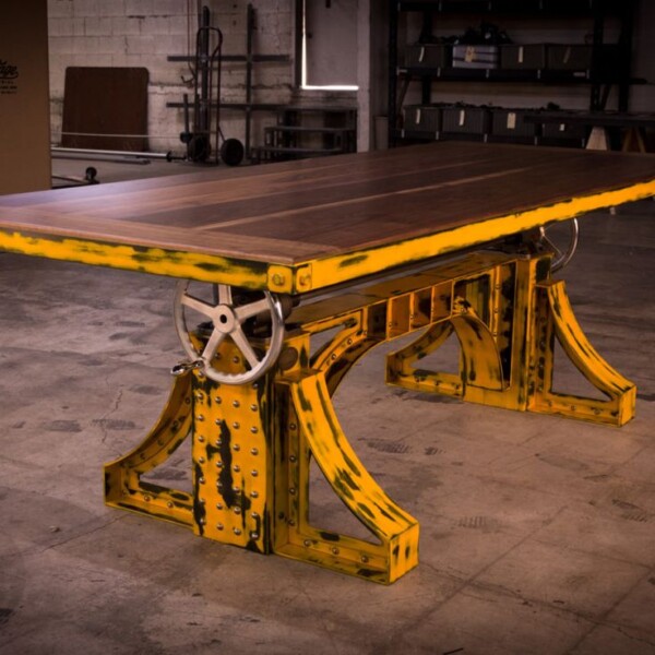Deze opdraaitafel Lille is een origineel Crank tafel ontwerp met houten tafelblad en geel onderstel.