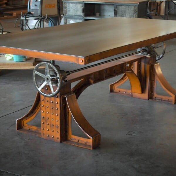Deze opdraaitafel Nuuk is een origineel Crank tafel ontwerp met metalen tafelblad en oranje onderstel.
