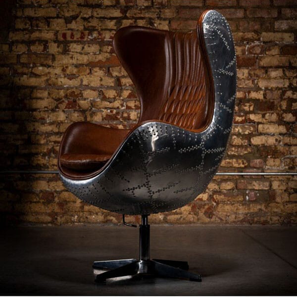Deze Aviator egg chair ois o.a. verkrijgbaar in zwart of bruin leer.