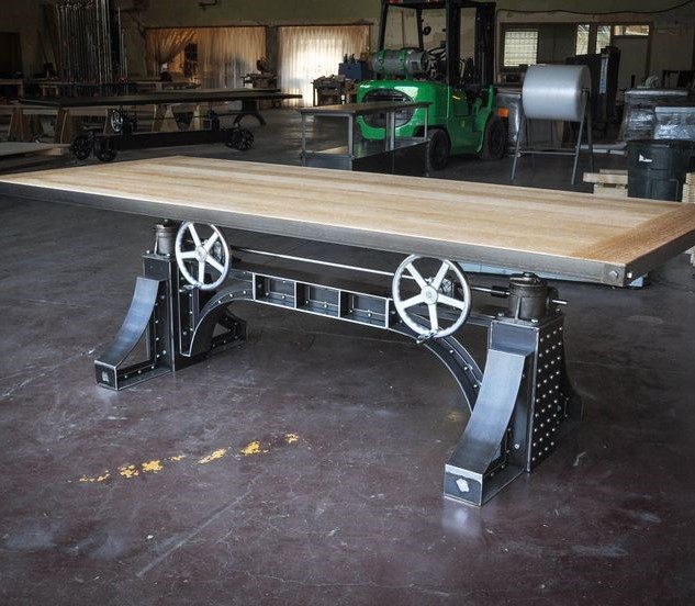 A different industrial Crank table design! This ajustable industrial Crank table Bremen in black is a unique industrial peace.